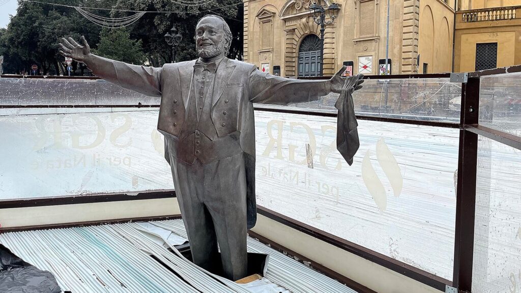 Pavarotti statue ice rink